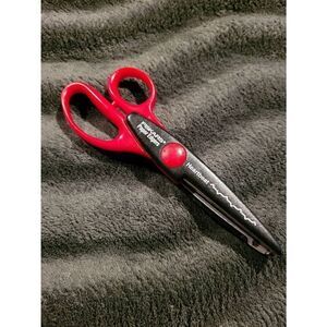Fiskars Paper Edge Scissors- Heartbeat Paper Edgers
